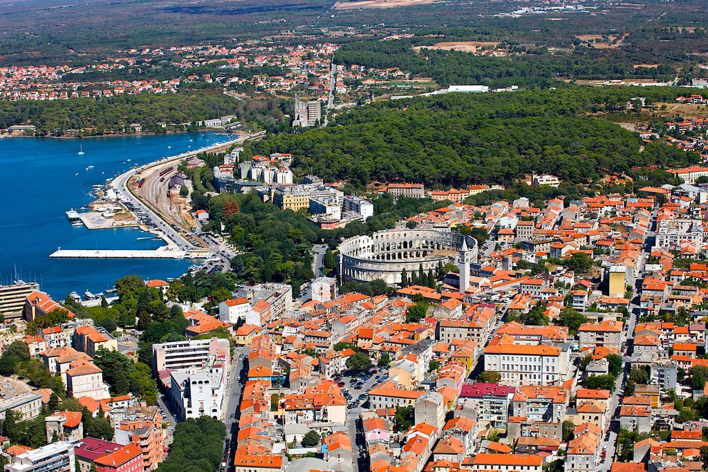 Guest House Hotel Riviera Pula Eksteriør billede