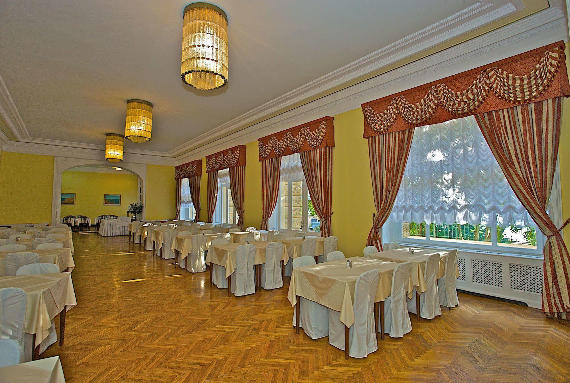 Guest House Hotel Riviera Pula Eksteriør billede